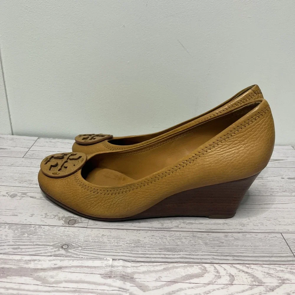 Tory Burch Sally Tan Pebbled Leather Wedge Pumps Logo Medallion 7.5M 50008658.78